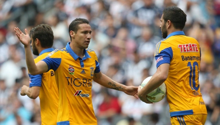 Dueñas festeja un gol al lado de Gignac