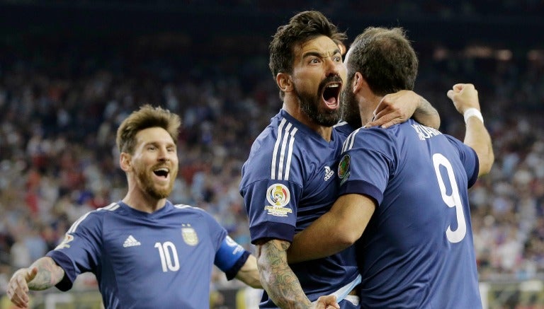 Los futbolistas de Argentina celebran una anotación