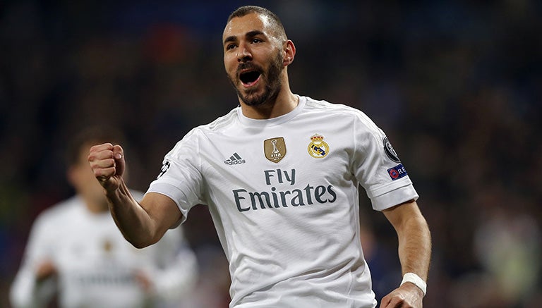 Karim Benzema festeja una anotación con la playera merengue