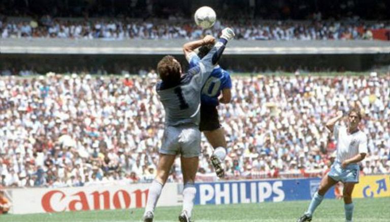 Maradona le ganó así el salto a Shilton para poner el 1-0