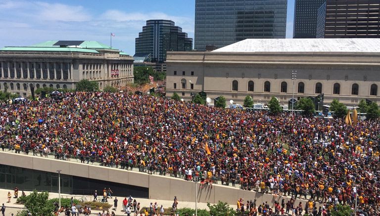 Aficionados abarrotan las calles de Cleveland