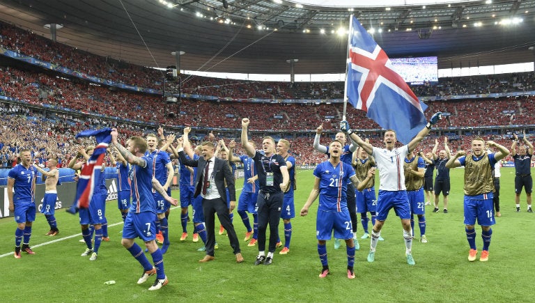 Jugadores de Islandia festejan histórico pase a Octavos