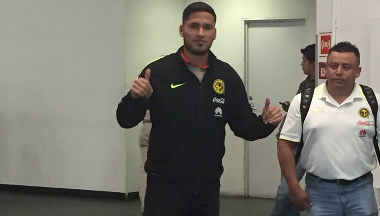 Bruno Valdez posa con indumentaria americanista