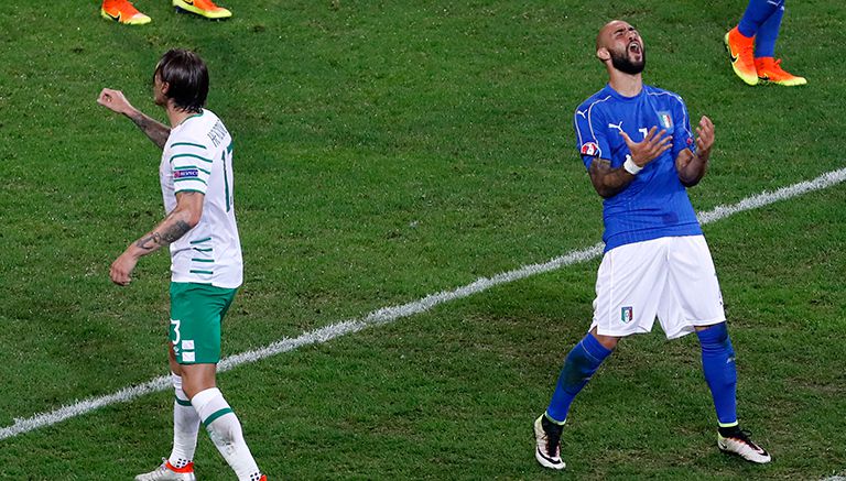 Siimone Zaza se lamenta un fallo con Italia