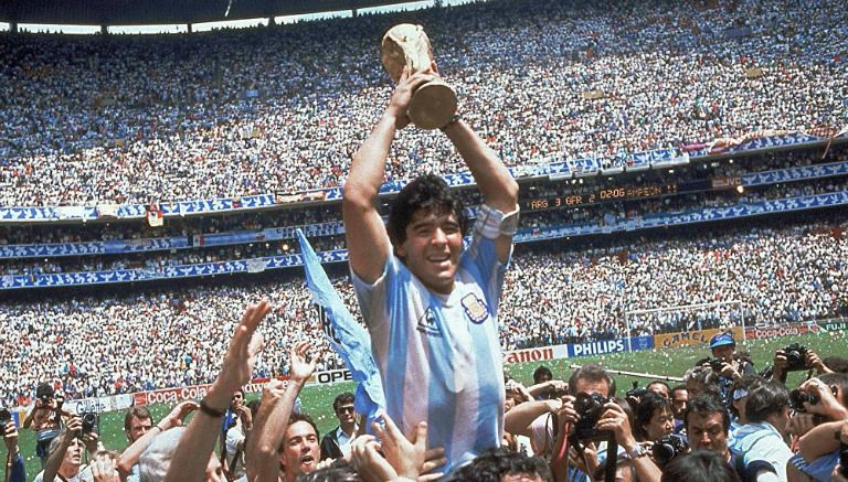 Maradona es levantado en hombros en la cancha del Azteca mientras levanta la Copa del Mundo