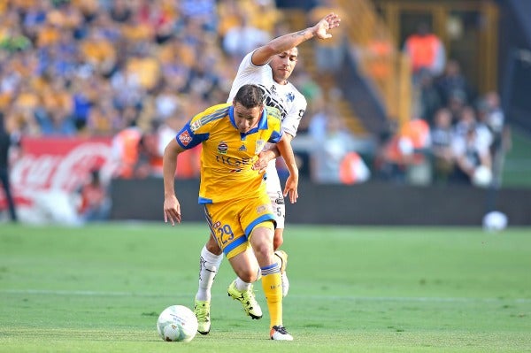 Dueñas pelea un balón en un juego de Tigres frente a Monterrey