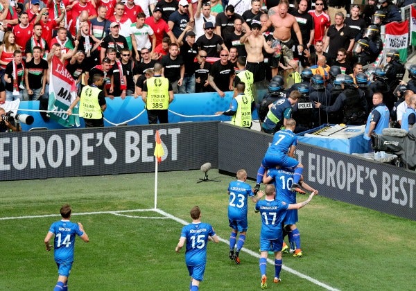 Los elemntos de Islandia celebran el gol que le anotaron a Hungría