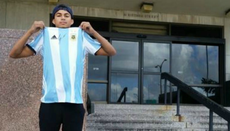 Michael Soto presume su playera con el autógrafo de Messi