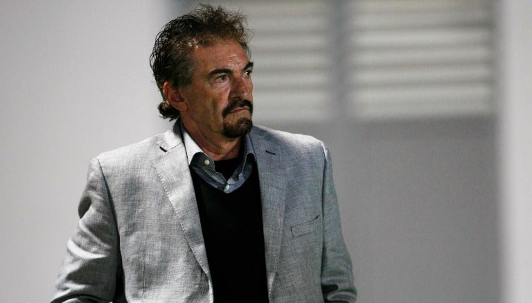 Ricardo La Volpe camina en los túneles del estadio