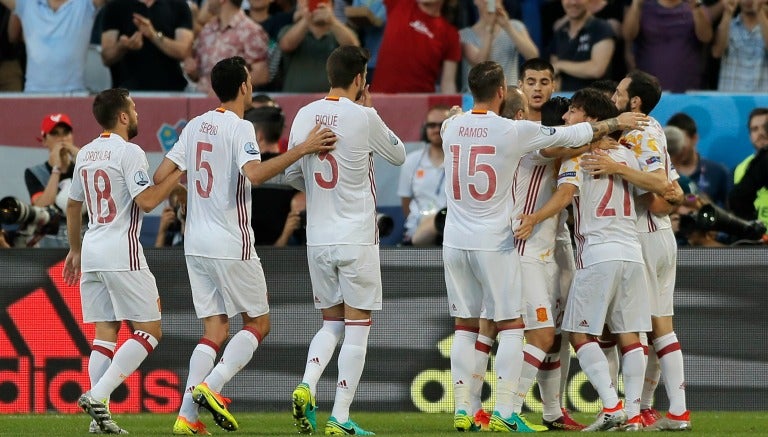 Los jugadores de España celebran el gol contra Croacia