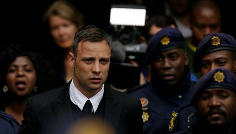 Oscar Pistorius es escoltado hacia el tribunal superior en Pretoria