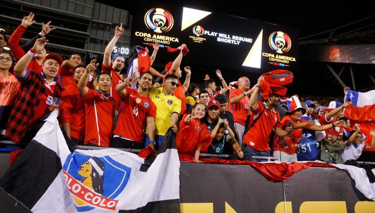 Aficionados chilenos aguardan el reinicio del encuentro entre Colombia y Chile en el Soldier Field