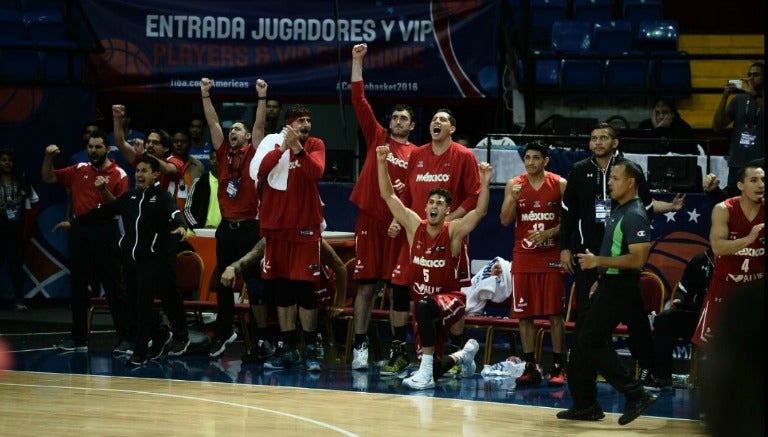 Los '12 Guerreros' durante la celebración de su victoria