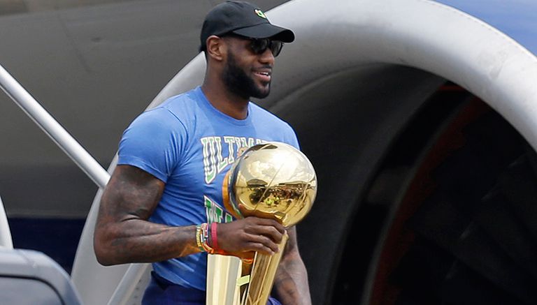 LeBron James carga el trofeo de la NBA