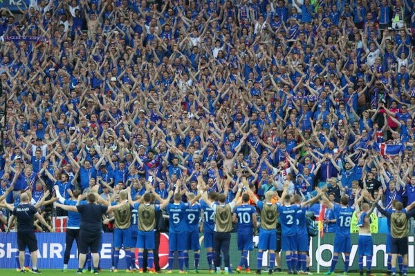 Los jugadores de Islandia celebran con su público