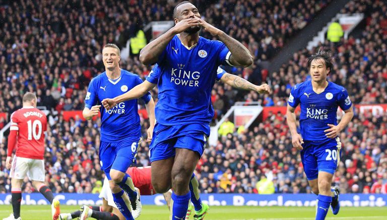 Wes Morgan celebra un gol con Leicester, Campeón de Premier