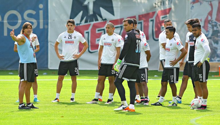 Almeyda da instrucciones durante una sesión de entrenamiento