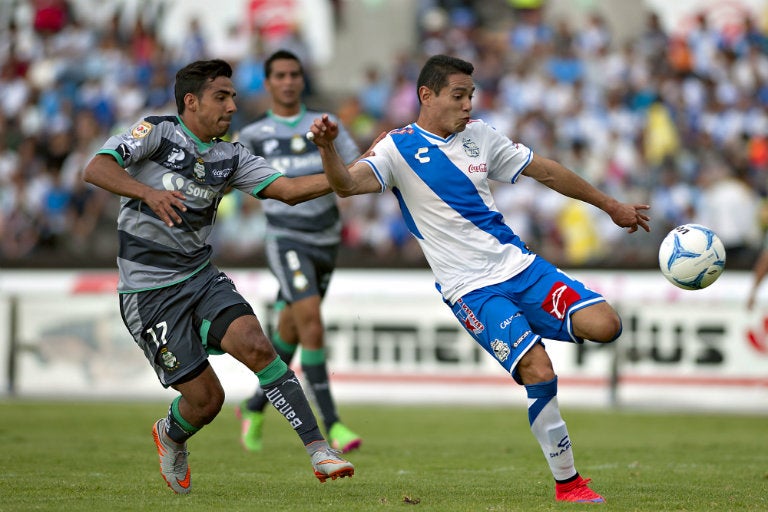 Óscar Rojas se prepara para impactar el balón