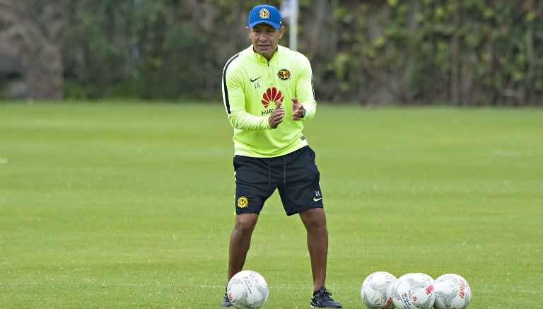 Ignacio Ambriz durante un entrenamiento del América