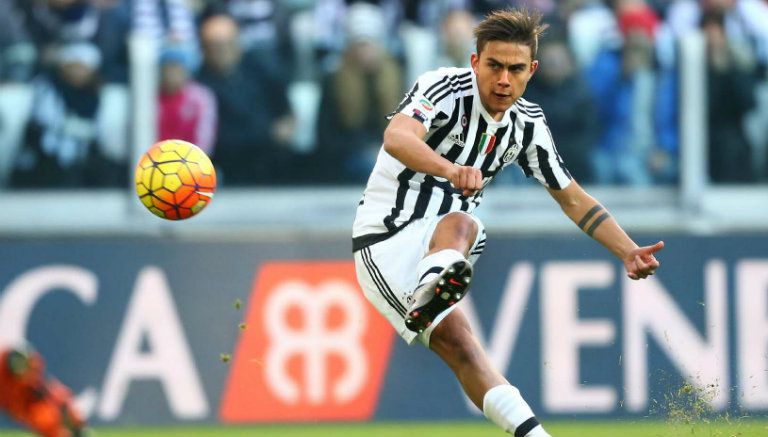 Dybala dispara el esférico con la Juventus