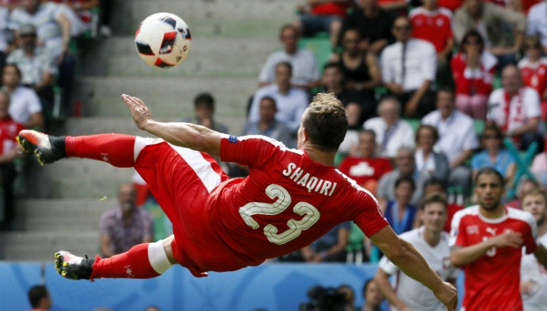 Xherdan Shaqiri hace remate espectacular contra Polonia