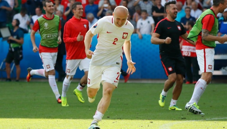 Pazdan de Croacia celebra el gol de Polonia durante el partido frente a Suiza