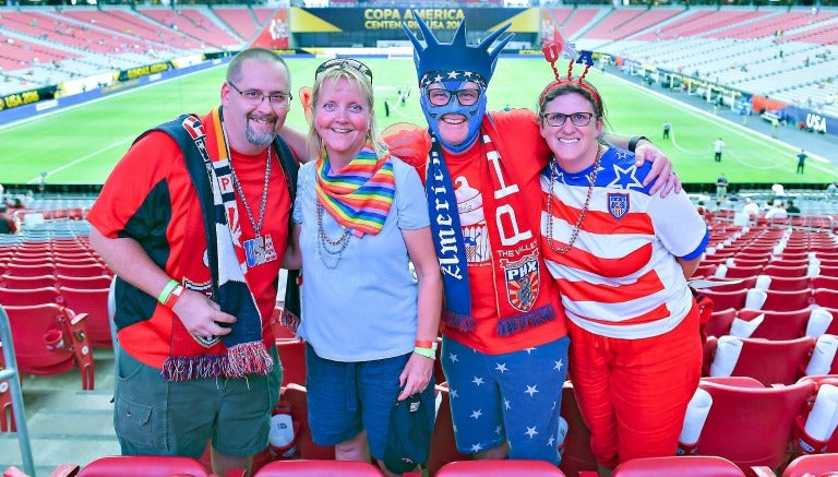 Aficionados estadounidenses se toman una foto en las gradas del estadio