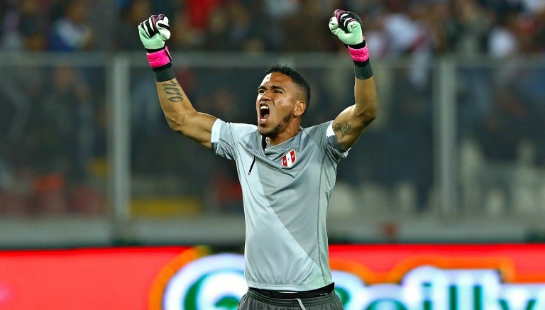 Pedro Gallese en un partido de Perú