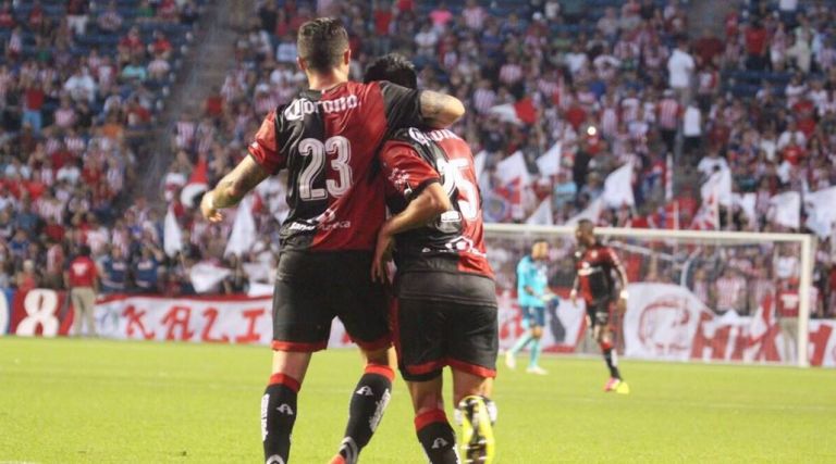 Los jugadores del Atlas celebran el gol de la victoria frente a Chivas