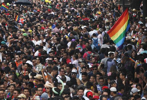 Miles de personas en la marcha 'Orgullo Gay'