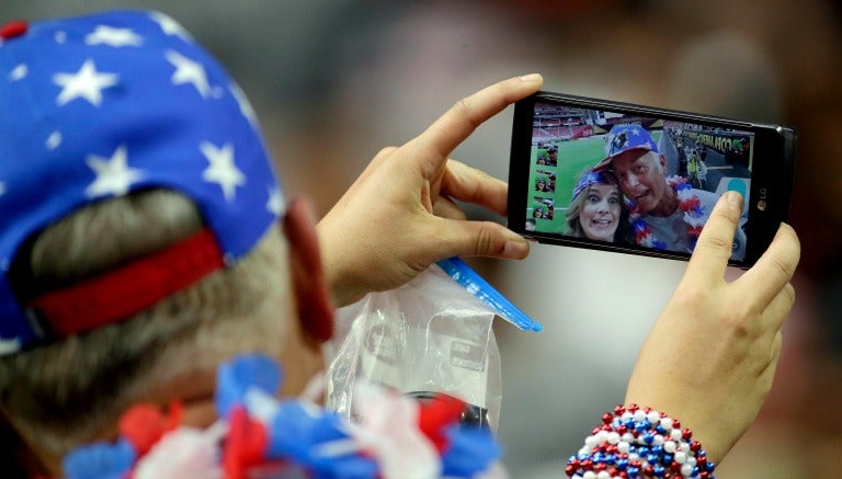 Un aficionado se toma una selfie en su estadio