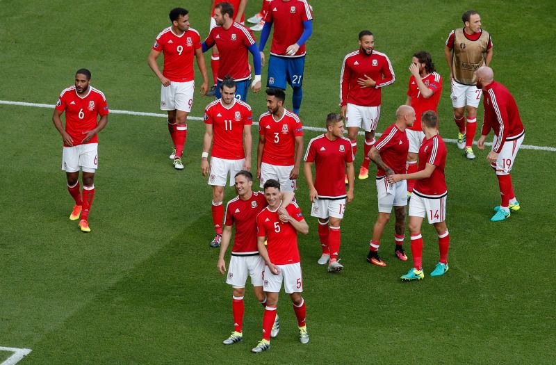 Jugadores de Gales celebran tras la victoria frente a Irlanda del Norte