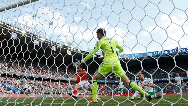 McGovern observa el balón en el momento del gol 