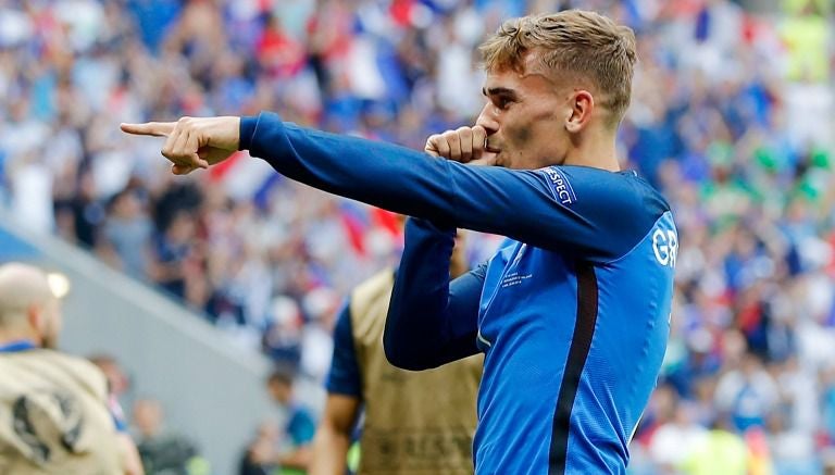 Griezmann celebra uno de sus dos goles frente a Irlanda