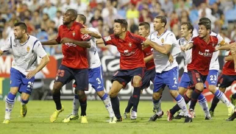 Jugadores del Zaragoza y Osasuna, durante un partido en la campaña 2015-2016