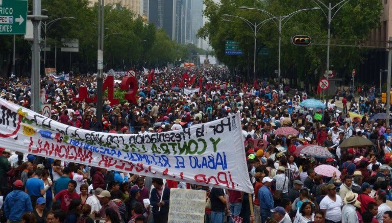 Manifestantes caminan en la avenida Paseo de la Reforma