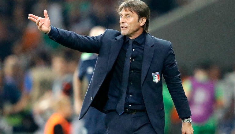 Antonio Conte, dando indicaciones a sus jugadores en la Euro