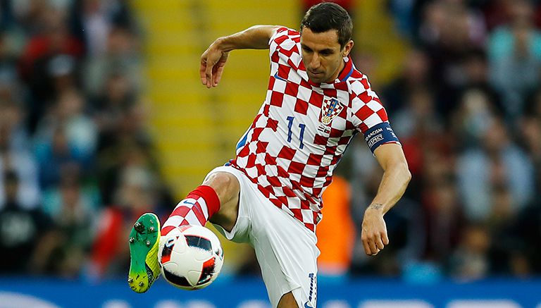 Srna controla un balón durante juego de Croacia