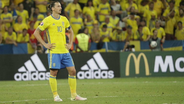 Zlatan luce decepción en juego contra Bélgica