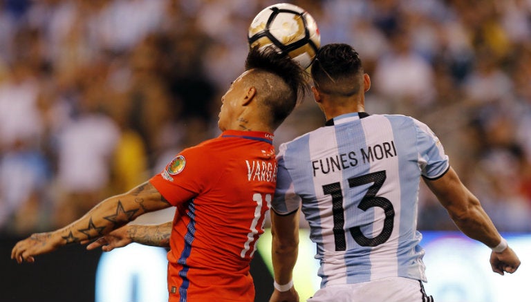 Funes Mori pelea balón con Vargas