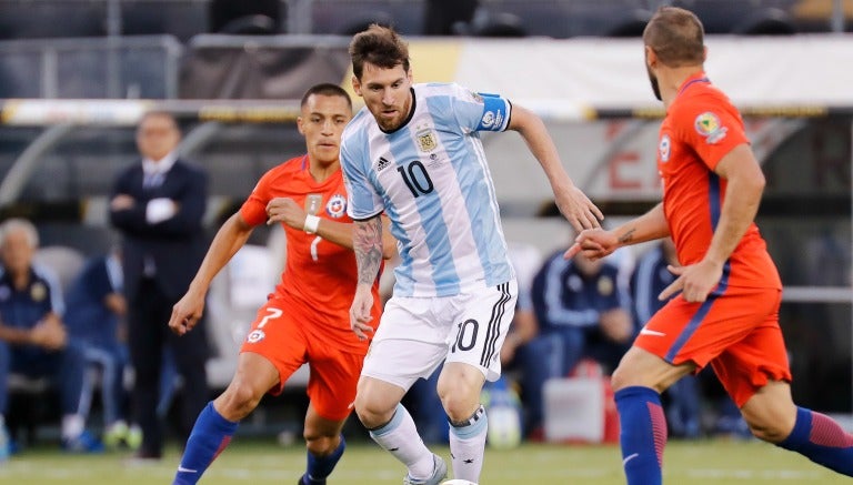 Lionel Messi conduce el balón durante la Final