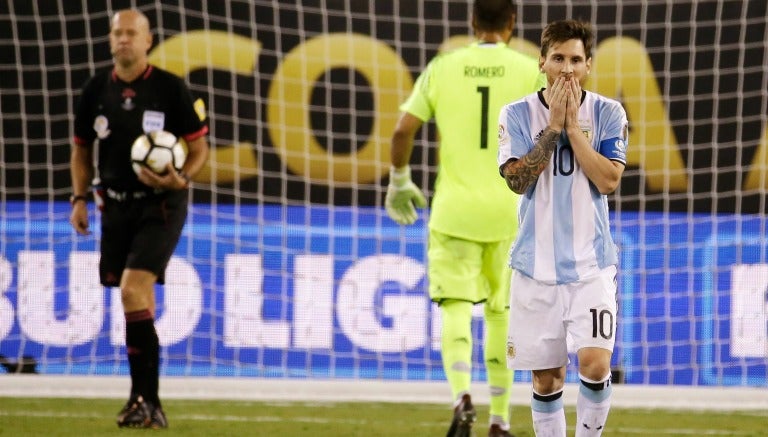 Messi se lamenta tras fallar el penalti