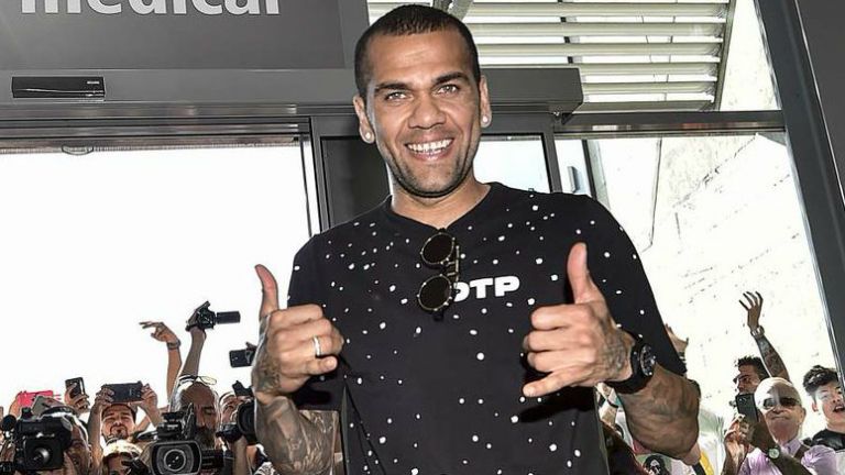 Dani Alves luce feliz tras firmar con la Juve