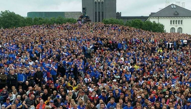 Los aficionados de Islandia siguiendo el juego de su selección en una plaza de Reikiavik