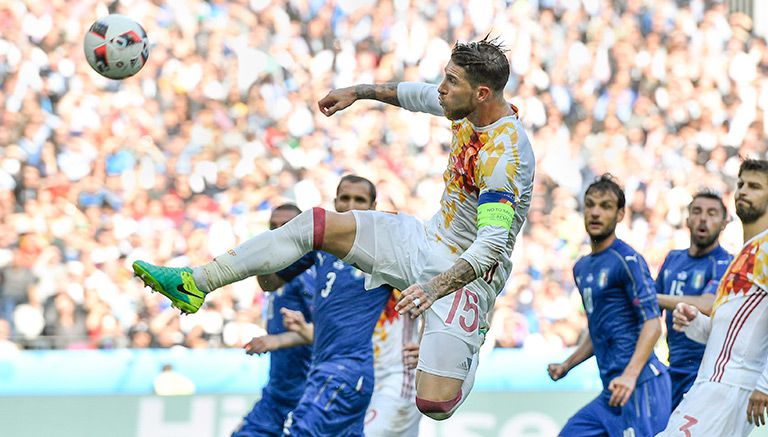 Sergio Ramos manda un remate de cabeza a la portería