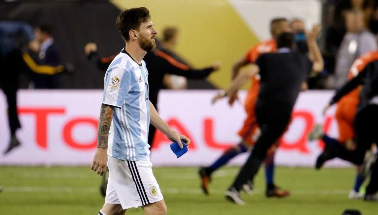 Lionel Messi se retira del campo de juego tras la derrota de Argentina frente a Chile en la Final de la CA