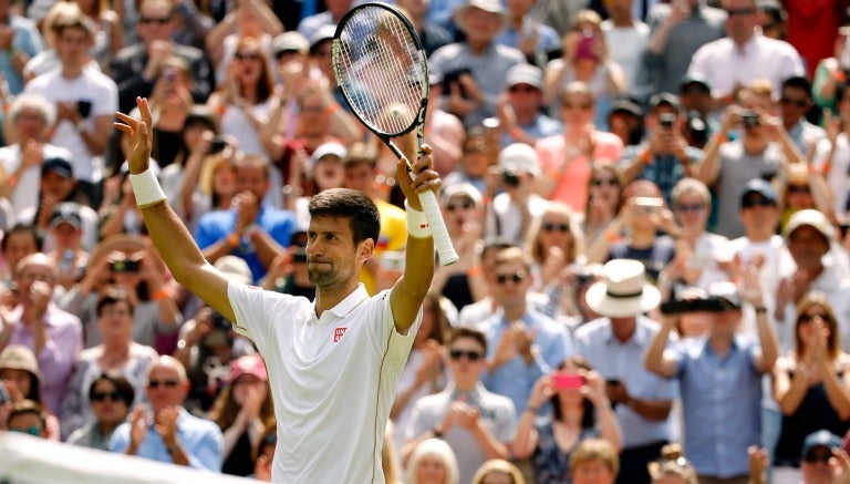 Novak Djokovic festeja su triunfo en su debut en Wimbledon