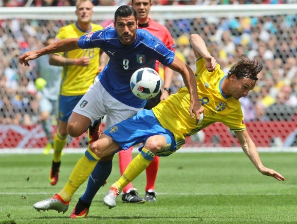 Graziano Pellé disputa un balón