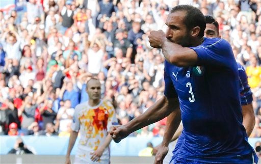 Chiellini festeja el primer gol contra España