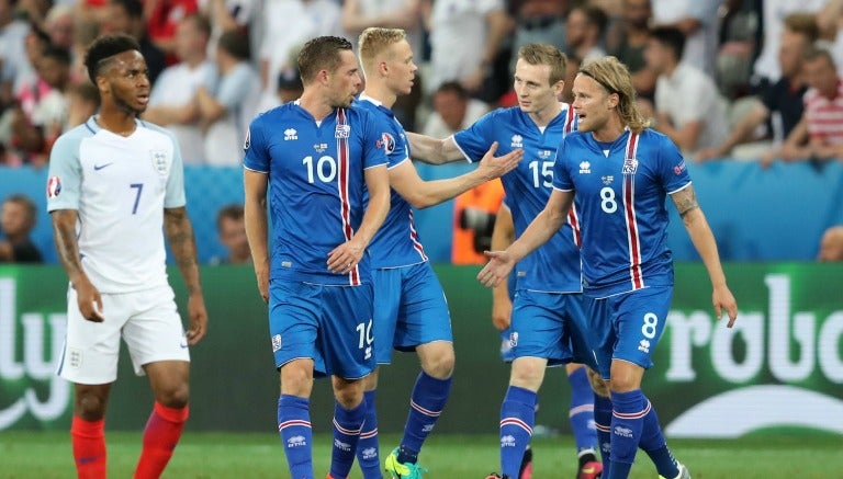 Los jugadores de Islandia celebran un gol